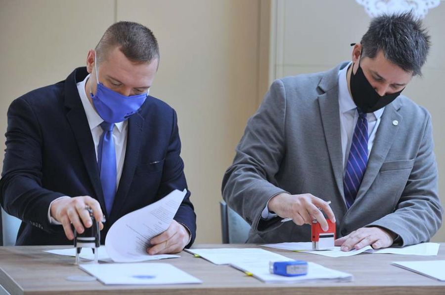 Fülöp Róbert polgármester (balról), a halasi városházán írta alá a kivitelezői szerződéseket a beruházásokat megvalósító cég képviselőjévek